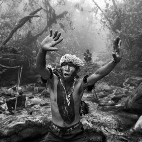 [object Object] - Sciamano Yanomami dialoga con gli spiriti prima della salita al monte Pico da Neblina. Stato di Amazonas, Brasile