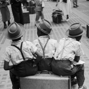 Ruth Orkin - Penn Station, boys on suitcase