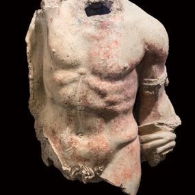null - Frammento di busto in terracotta di scultura frontonale del tempio di S. Leonardo