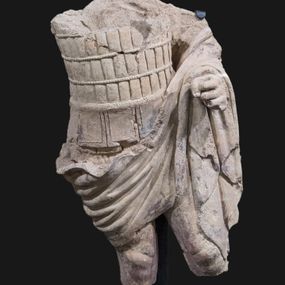 null - Frammento di busto in terracotta  di scultura frontonale del tempio del belvedere
