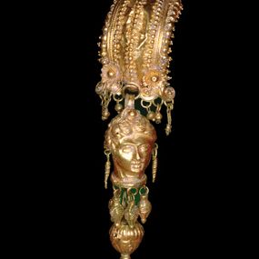 null - Orecchino d'oro, con testa femminile, di derivazione da prototipi tarentini
