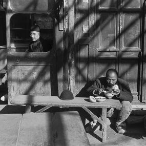 Henri Cartier-Bresson - Un cameriere siede alla finestra aperta di una taverna