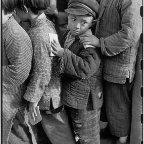 [object Object] - China Welfare, opera di carità di Madame Sun Yat-sen: bambini aspettano la distribuzione di riso.