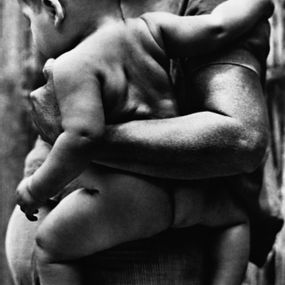 [object Object] - Schwangere Frau mit Baby im Arm