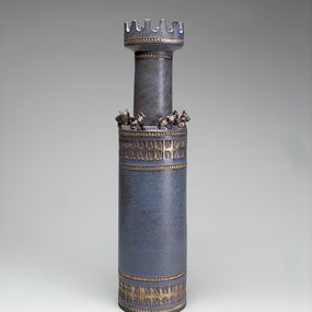 [object Object] - Pied de lampe en forme de tour crantée, avec des figures d'animaux appliquées sur le bord et des décorations gravées au pochoir