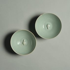 null - Pair of cups with turtle and lotus motif
