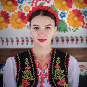 null - Ukrainische Frau mit traditioneller Kleidung