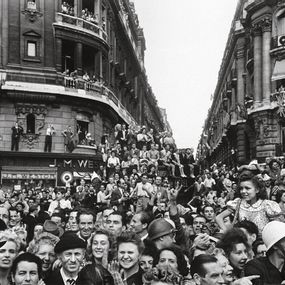 Robert Capa - Folla in festa per la liberazione della città
