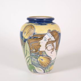 [object Object] - Vaso con profilo femminile in atto di cantare, con orecchino circolare e tulipani