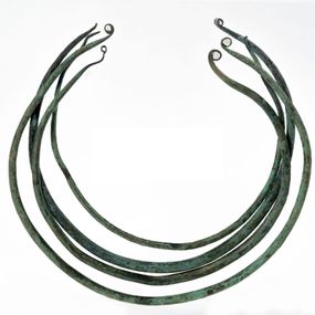 null - Âge du bronze antique. Colliers en bronze de la salle de stockage de Fraore (PR)