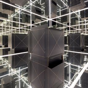 [object Object] - Metrocubo d’infinito in un cubo specchiante