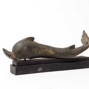 null - Bronzeapplikation in Form eines Delphins