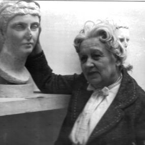 null - Raissa Calza together with the portrait of Faustina Maggiore