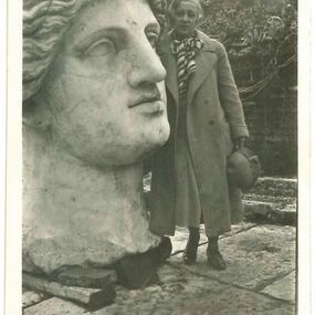 null - Raissa Calza with the colossal head of a female divinity from the Largo Torre Argentina area