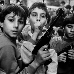 Letizia Battaglia - I bambini giocano con le armi che il 2 novembre, Giorno dei Morti, hanno ricevuto in dono dai genitori. Palermo