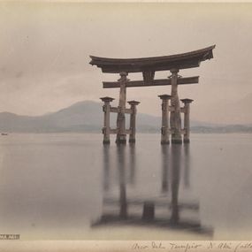 null - Arco del tempio di Aki in Giappone (alta marea)