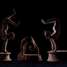 null - Tre terracotte policrome raffiguranti acrobate