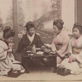 null - Gruppo di donne giapponesi in kimono attorno a un tavolo da té imbandito