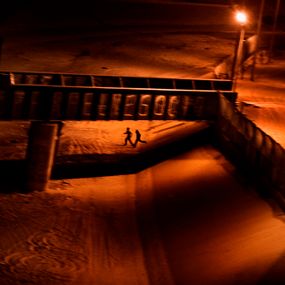 Paolo Pellegrin - Two men who attempted to enter the U.S. illegally run across the dry Rio Grande