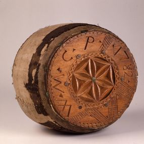 null - Wood bobbin engraved and decorated with Alpine rose
