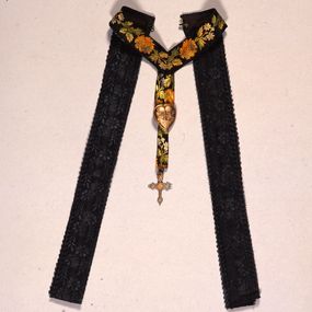 null - Croix décorée d'or attachée avec un ruban brodé et un coeur gravé
