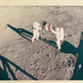 null - Apolo 11, los astronautas plantando la bandera de EE. UU.