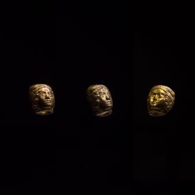 null - Gianiform female head pendants in gold from tomb 604