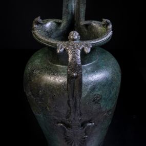 null - Schnabelkanne etruskischer Art mit verziertem Henkel, Palmettenaufsatz und aufgesetzten Löwen, aus Grab 1