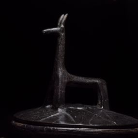 null - Olla mit geometrischem Dekor auf dem Körper und runden stilisierten Enten auf der Schulter_ Deckel mit Griff in Form eines stilisierten Vierfüßlers. Aus Grab 415