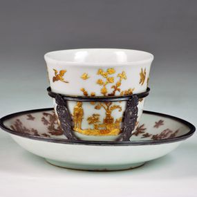 null - Trembleuse cup with saucer decorated in chinoiserie with embossed gold