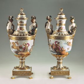 null -  Coppia di vasi decorativi ornati con soggetti neoclassici