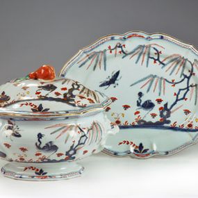 null - Tureen with presentation decorated with the Imari motif, known as "ostrich"