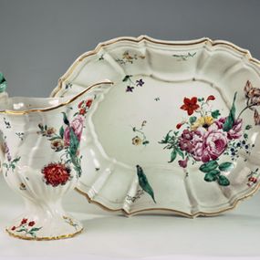 null - Pourer and basin decorated with bouquets of naturalistic flowers