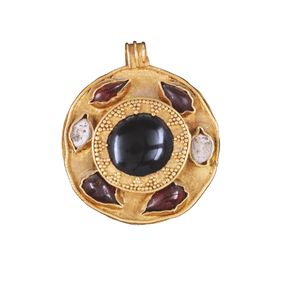 null - Round pendant with garnets and mount pearls