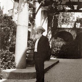 null - Count Alfredo Coronini Cronberg in front of the entrance to the Palace