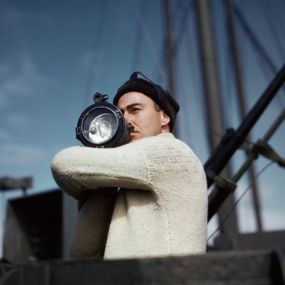 Robert Capa - Membro dell'equipaggio segnala a un altra nave di un convoglio alleato