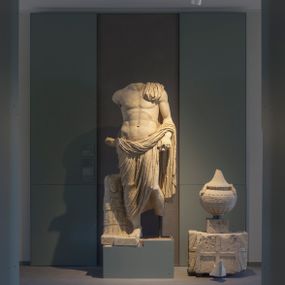 null - Funerary statue of admiral