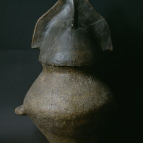 null - Urna bicónica con casco con cresta