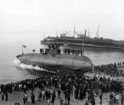 Launch of an X2 minelayer submarine