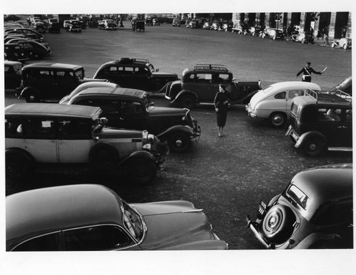 Ruth Orkin - Jinx and cars, Florence