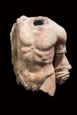 Frammento di busto in terracotta di scultura frontonale del tempio di S. Leonardo