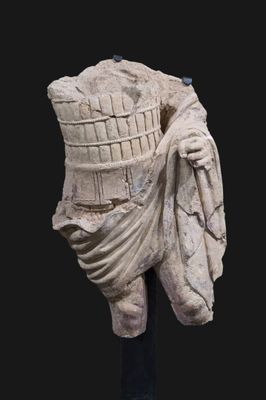 Frammento di busto in terracotta  di scultura frontonale del tempio del belvedere
