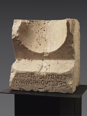 Meridiana in calcare con iscrizione umbra
