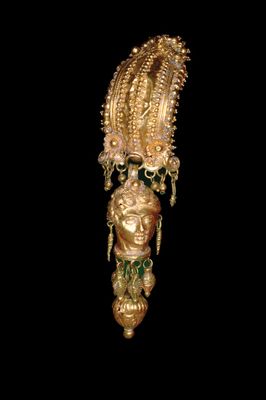 Orecchino d'oro, con testa femminile, di derivazione da prototipi tarentini
