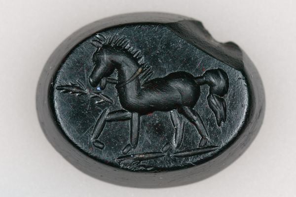 Jaspe noir gravé d'un cheval victorieux avec une branche de palmier