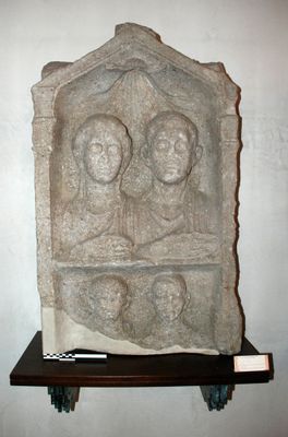 Pseudo-Aedikula-Stele mit doppeltem Register