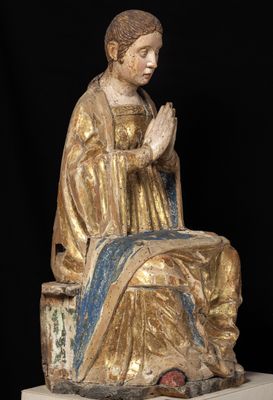 Skulptur, die die betende Madonna darstellt