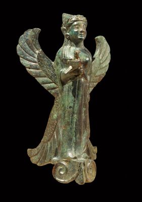 Divinita' alata con  colomba in bronzo. Rivestimento di carro
