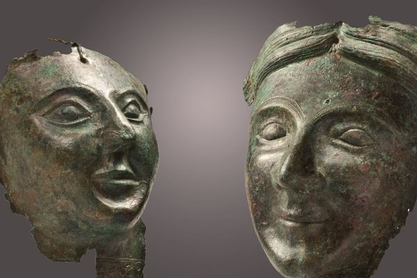 Female heads in bronze lamina. Wagon covering
