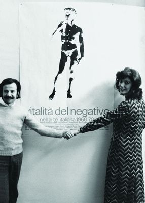 Achille Bonito Oliva y Graziella Lonardi Bontempo con el cartel de la exposición Vitalidad en el arte italiano